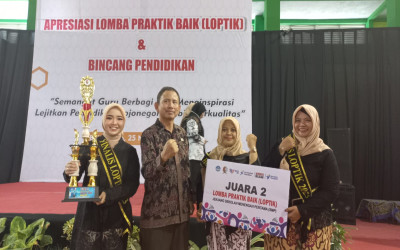 Bu Okta Guru SMP Negeri 2 Bojonegoro Sabet Juara 2 Dalam Loptik Jenjang SMP